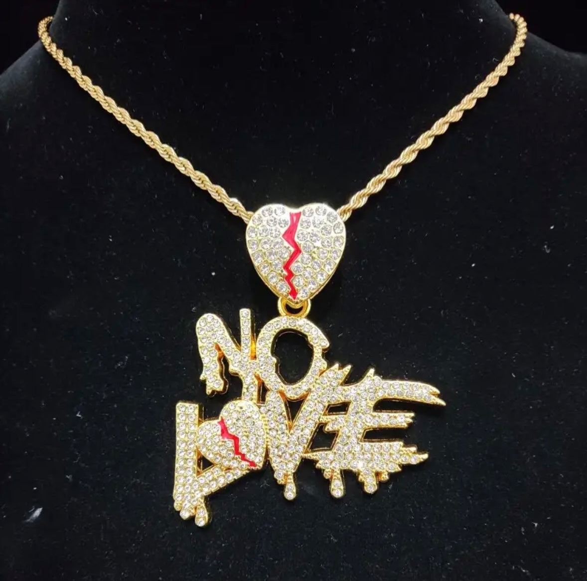 "NO LOVE" GOUDEN HANGER