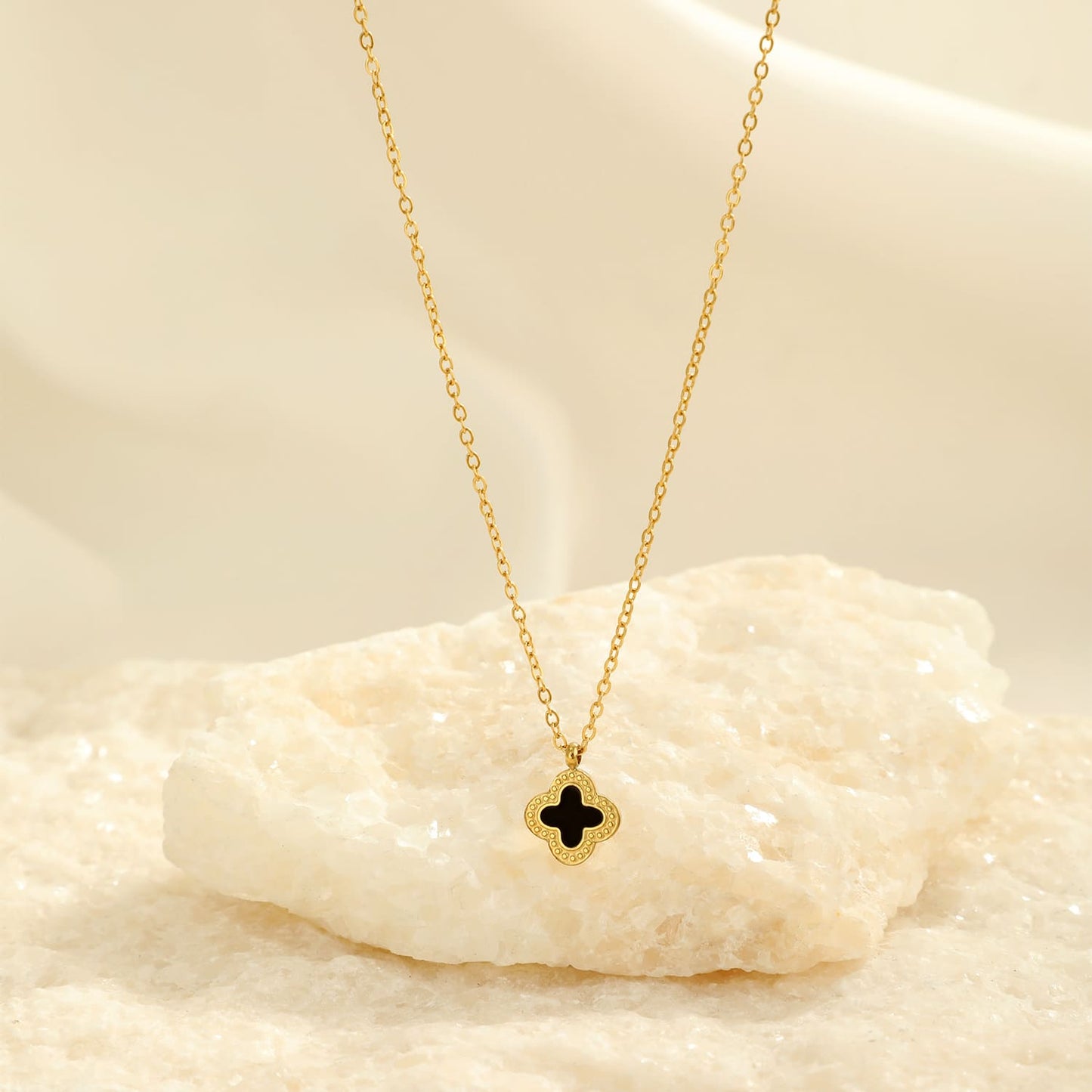 "KLAVER ZWART GOUD" GOUDEN KETTING