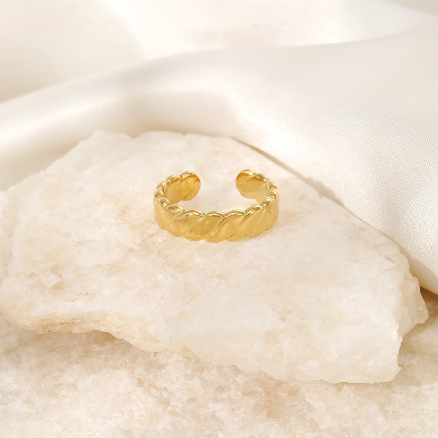 ''CROISSANT"' GOUDEN RING