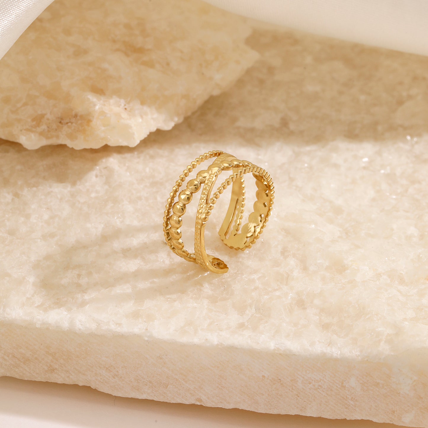 ''GEKRUISTE MOTIEVEN"' GOUDEN RING