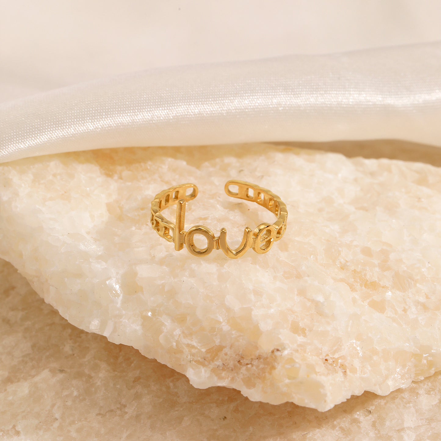 ''LOVE" GOUDEN RING
