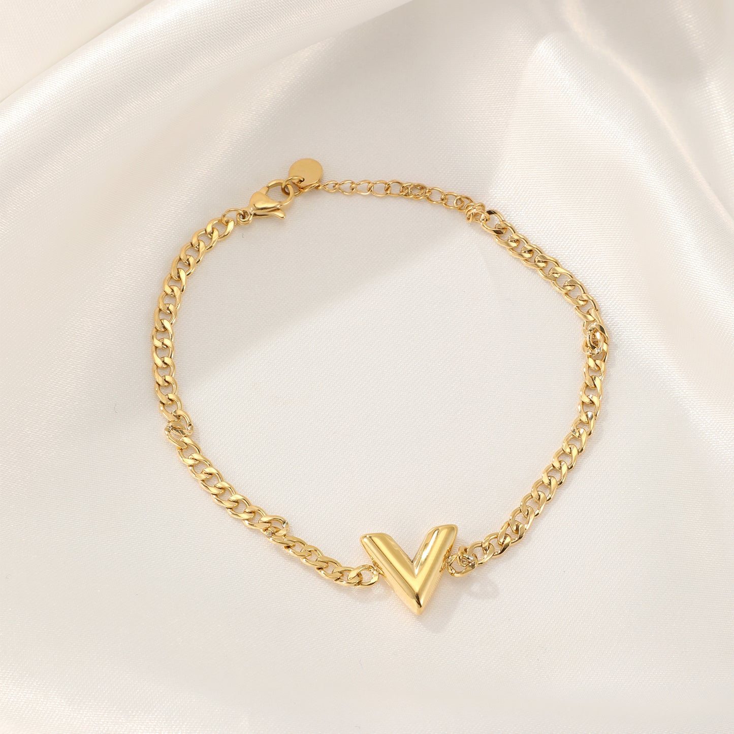 ''V'' GOUDEN ARMBAND