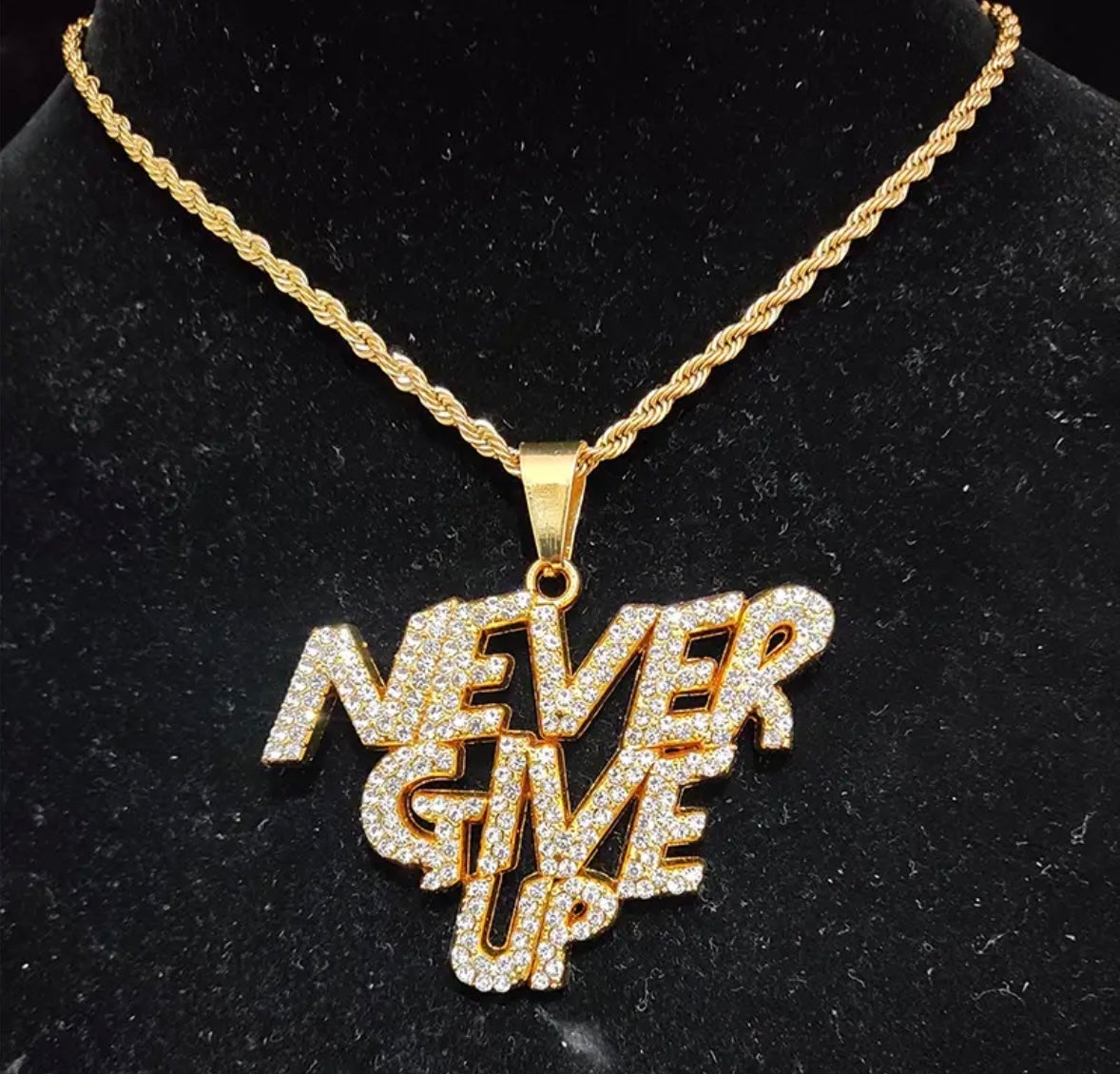 "NEVER GIVE UP" GOUDEN HANGER