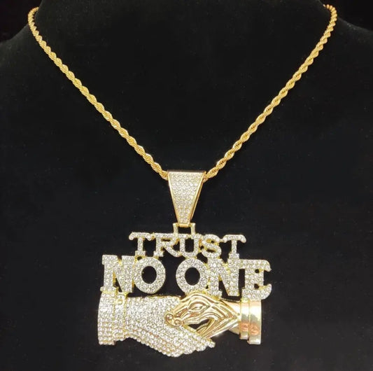 "TRUST NO ONE" GOUDEN HANGER