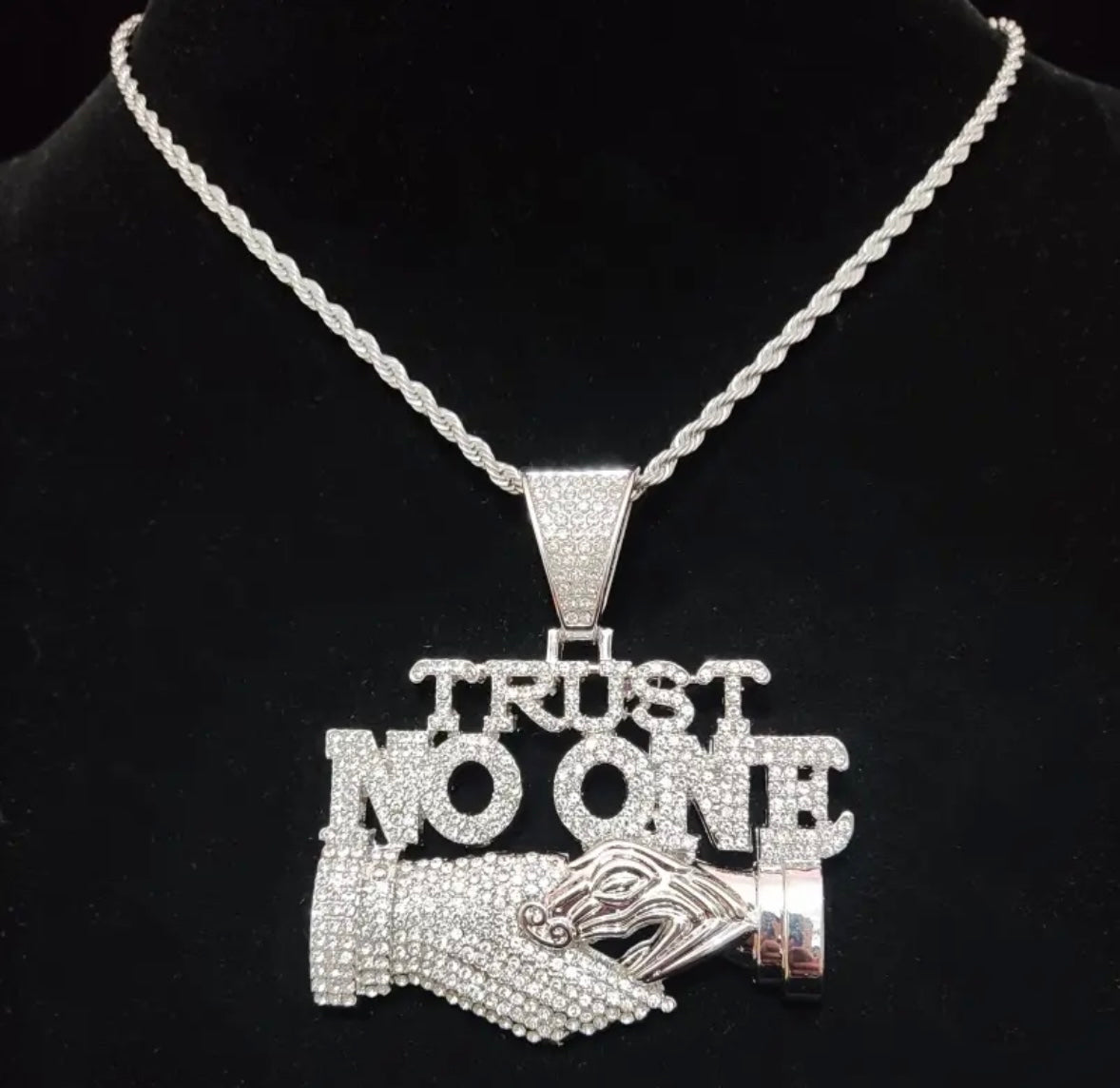 "TRUST NO ONE" ZILVEREN HANGER