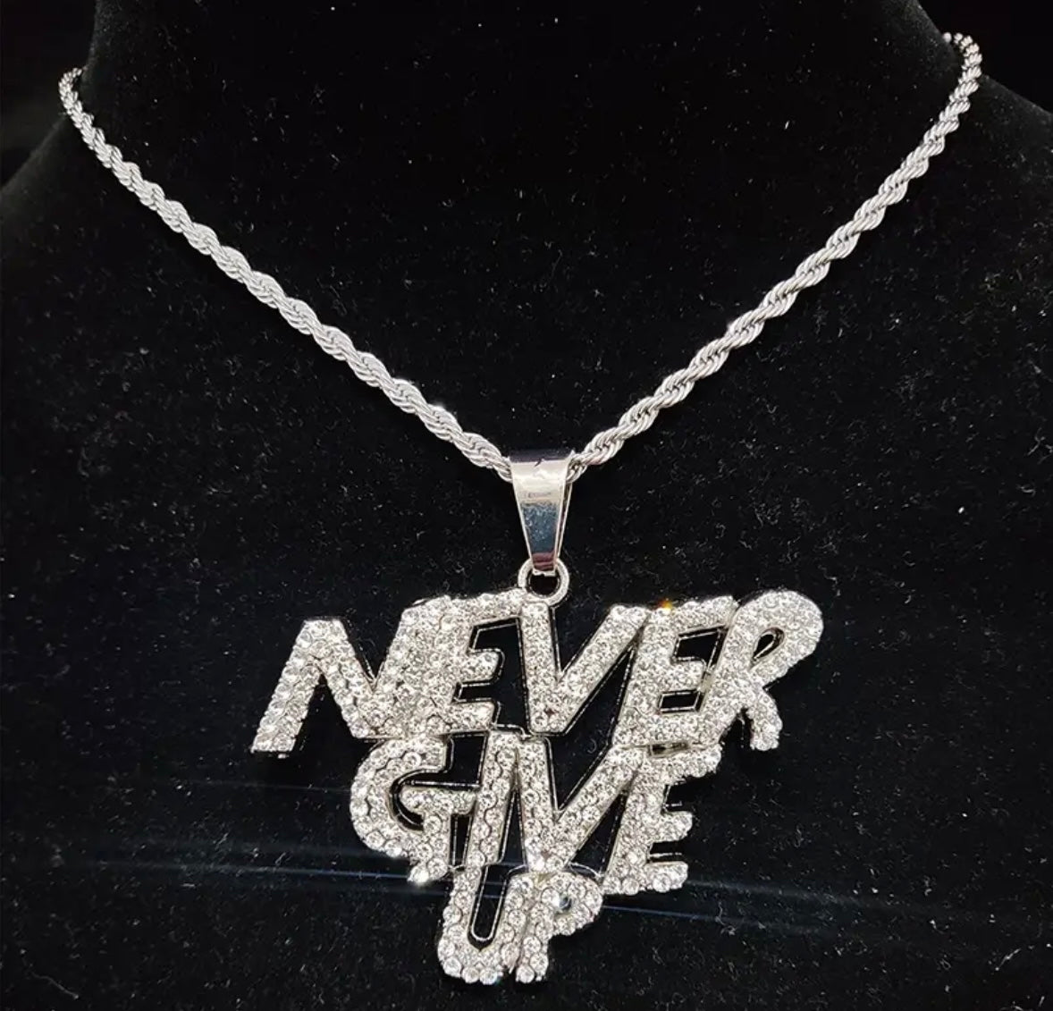 "NEVER GIVE UP" ZILVEREN HANGER
