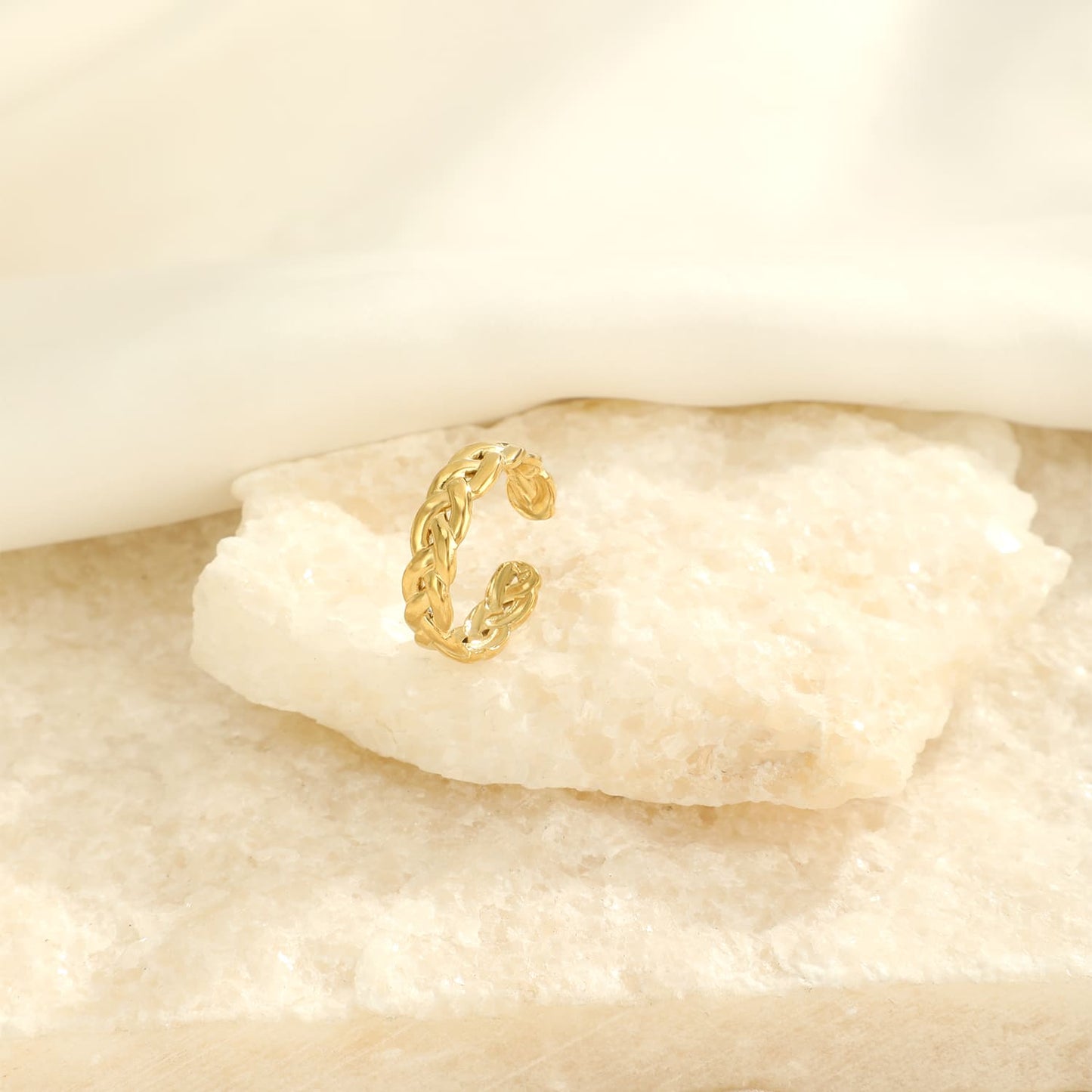 ''GEVLOCHTEN'' GOUDEN RING