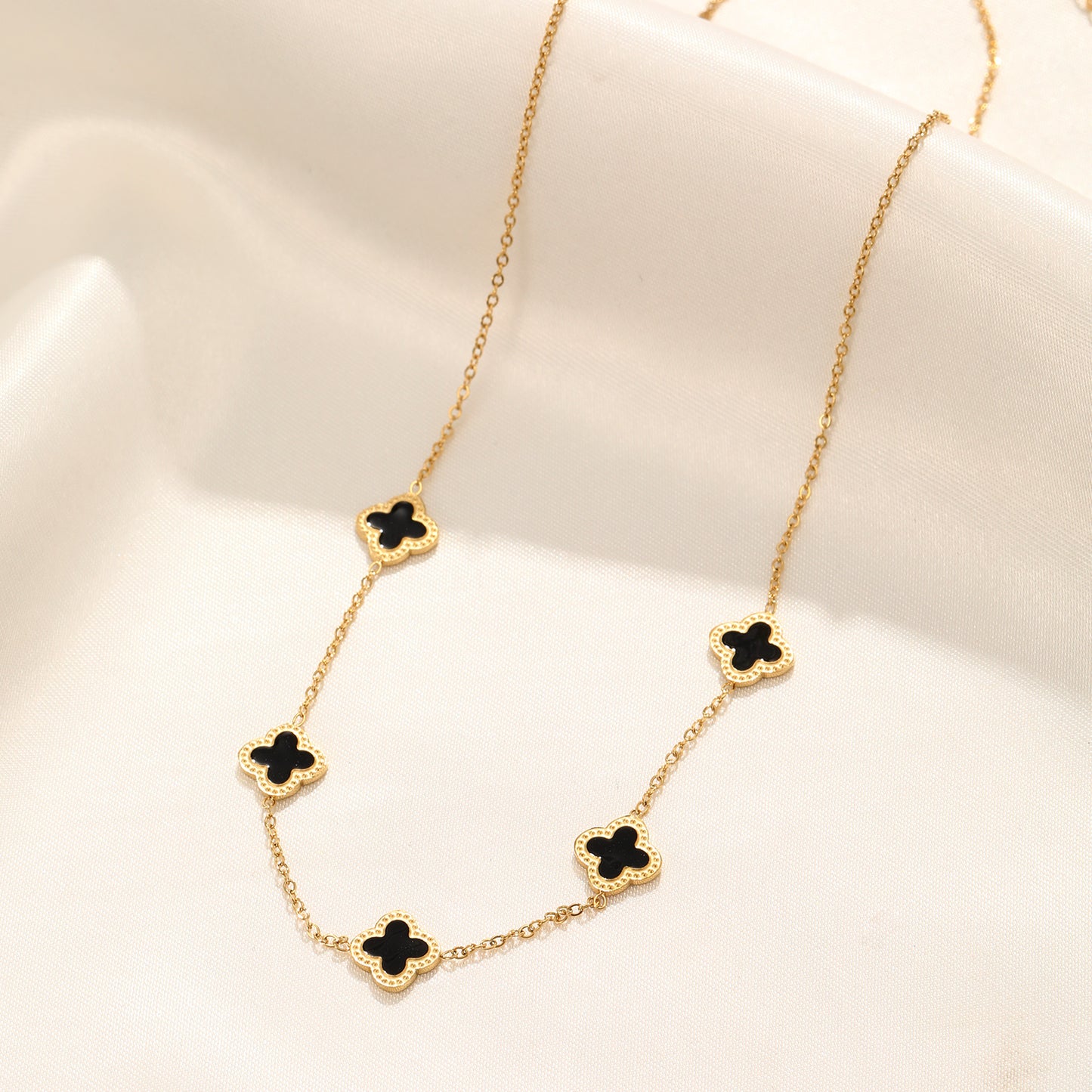 "KLAVER GOUD ZWART'' GOUDEN KETTING