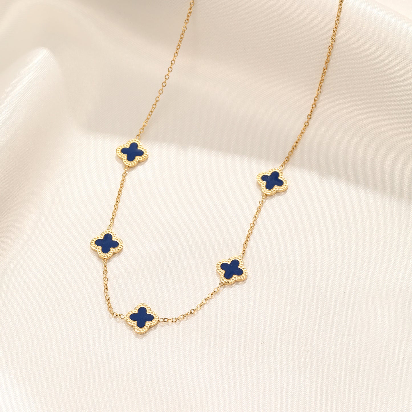 "KLAVER BLAUW ZWART'' GOUDEN KETTING