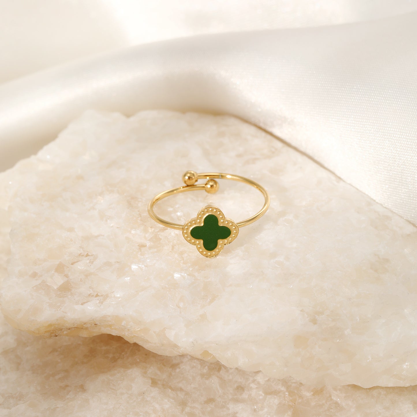 ''KLAVER GROEN" GOUDEN RING
