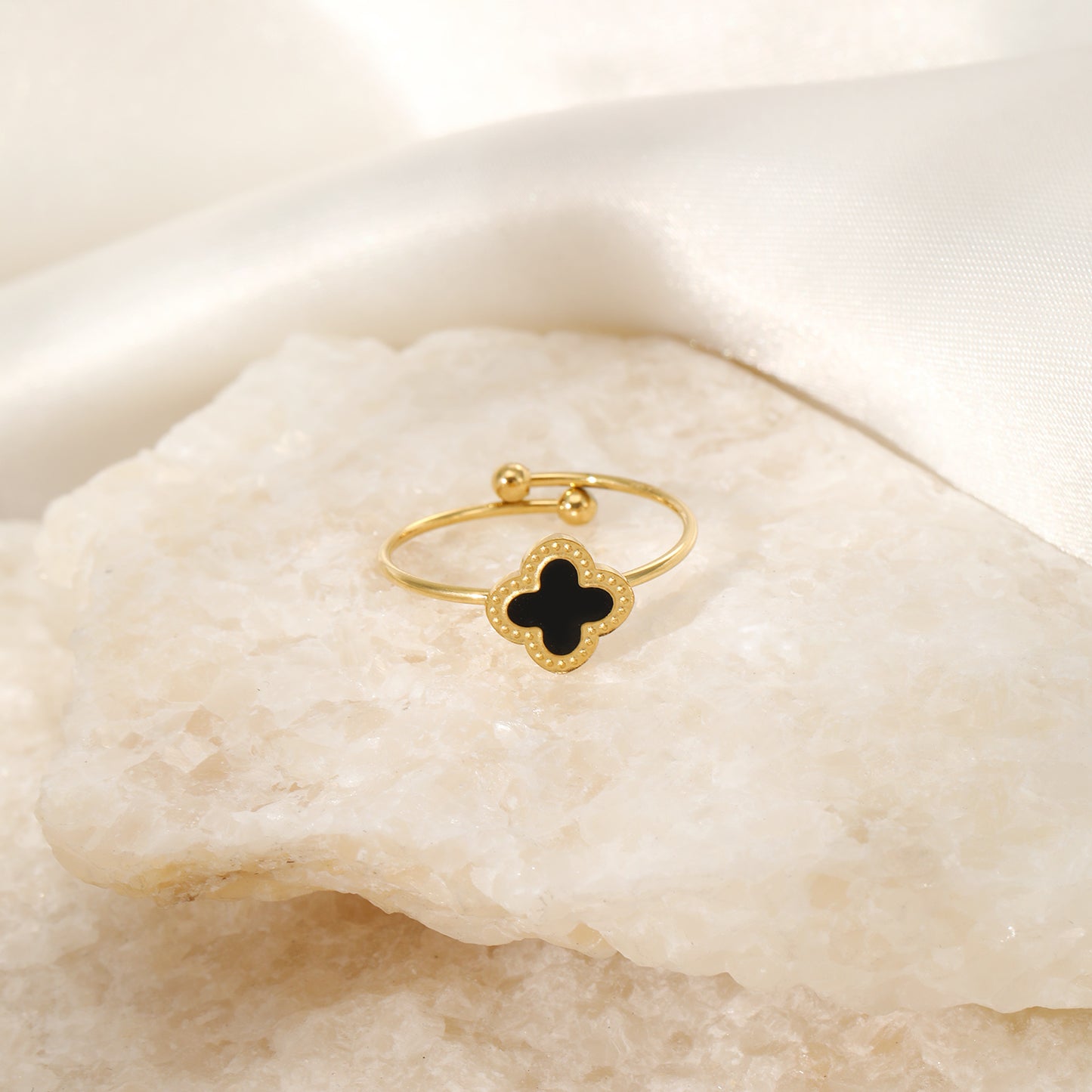 ''KLAVER ZWART" GOUDEN RING