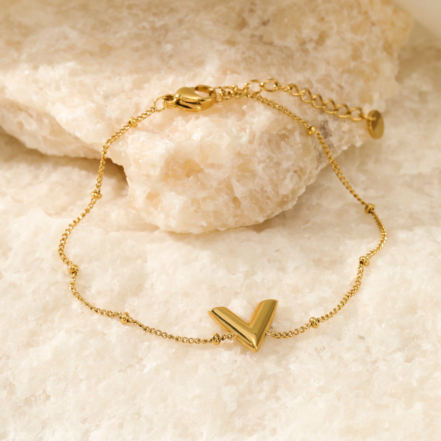 ''V'' GOUDEN ARMBAND